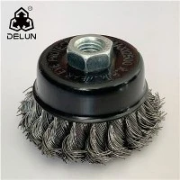 ¿Cómo limpiar un cepillo de alambre con una hidrolimpiadora?